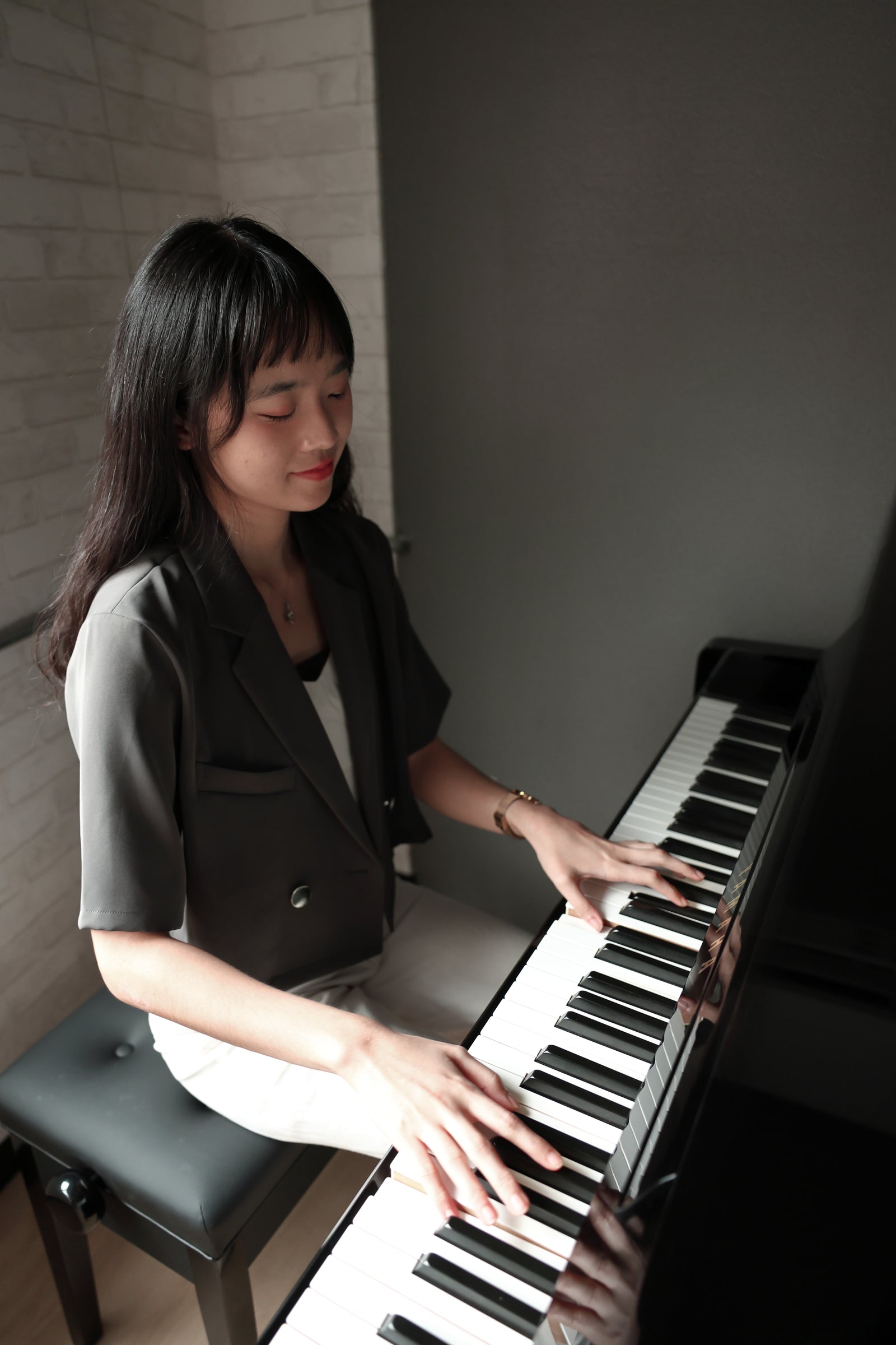 台北流行鋼琴課程，學生練習鋼琴伴奏與歌曲演奏